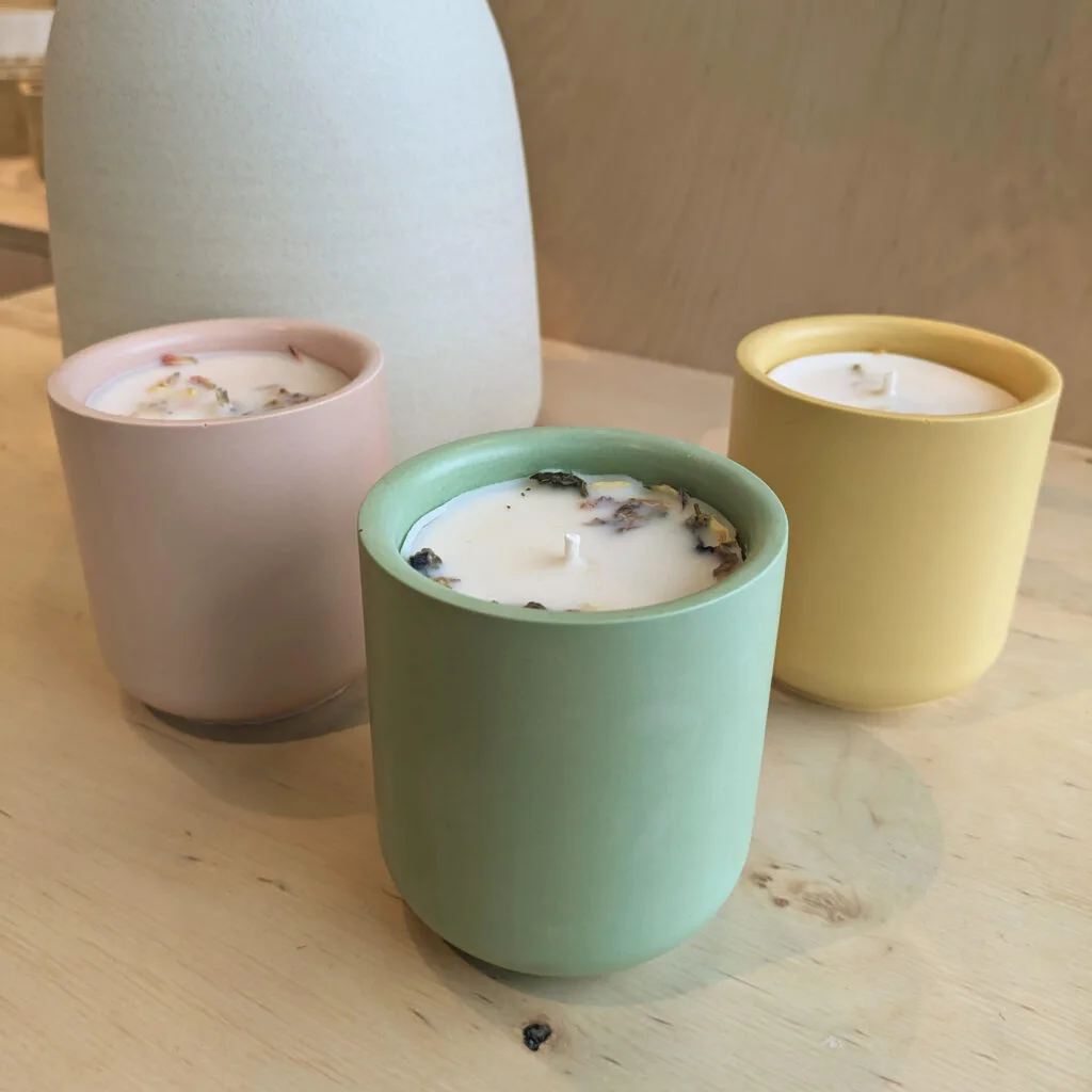 Bougies naturelles Botao dans leurs pots en céramique rose, vert sauge et jaune