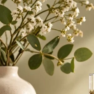 Bouquet de fleurs blanches et de feuillage